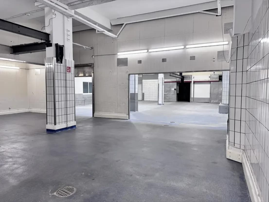 Lagerhalle 460 m² — heller Hallenbereich mit Betonboden und Stützen