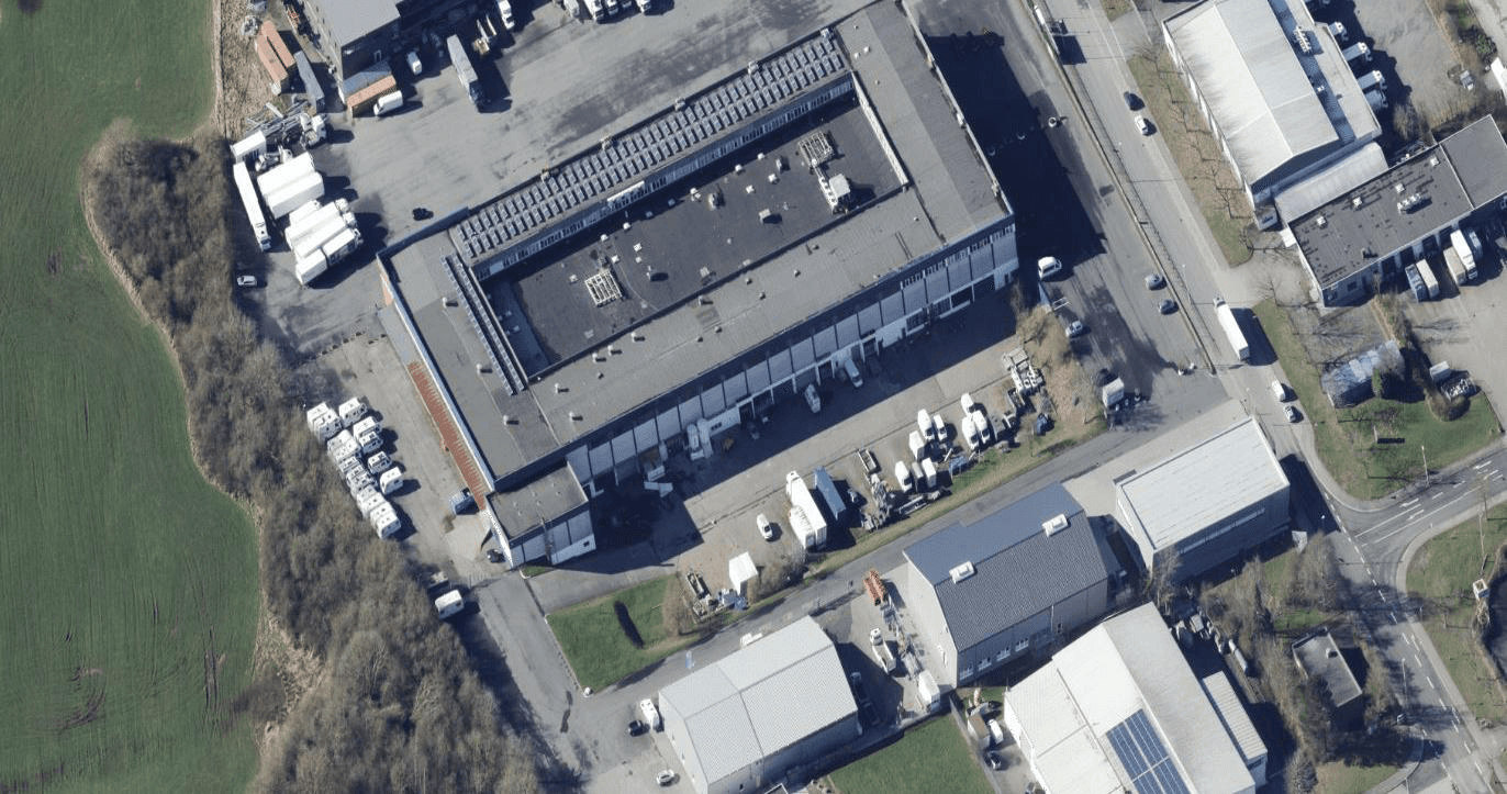 Luftaufnahme des Gewerbeparks Edisonstraße 20, Kiel-Wellsee — Innenhof als Rangierfläche